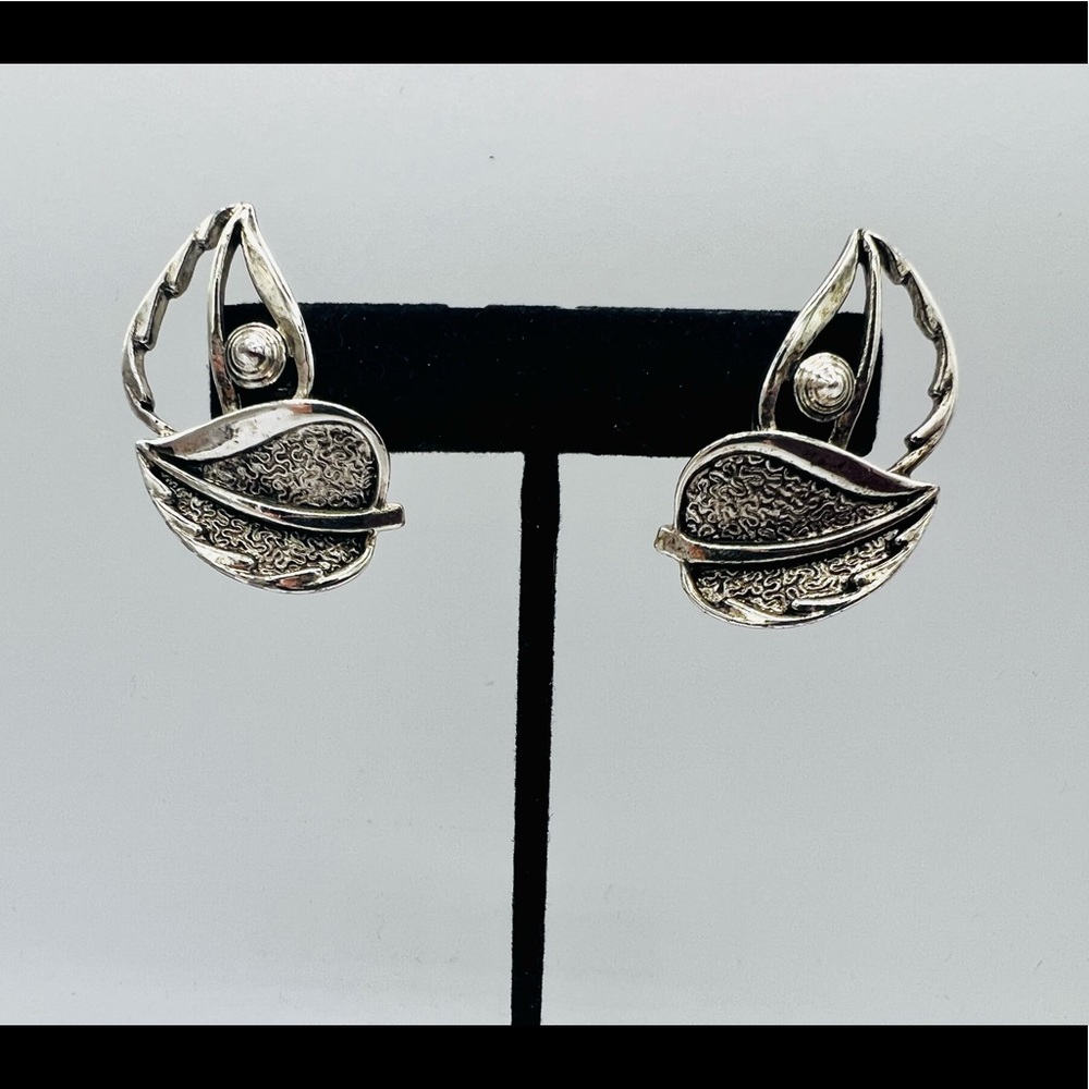 Vintage SARAH COVENTRY silver tone leafy clip on earrings